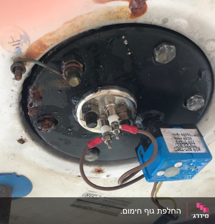 חלק תחתון של דוד שמש עם חיבורים חשמליים